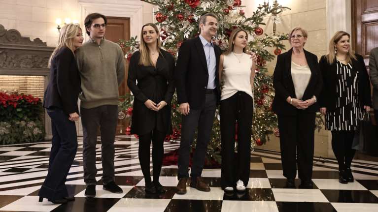 Κάλαντα στο Μέγαρο Μαξίμου: Ο Κυριάκος Μητσοτάκης "τα άκουσε" μαζί με την οικογένειά του [εικόνες]