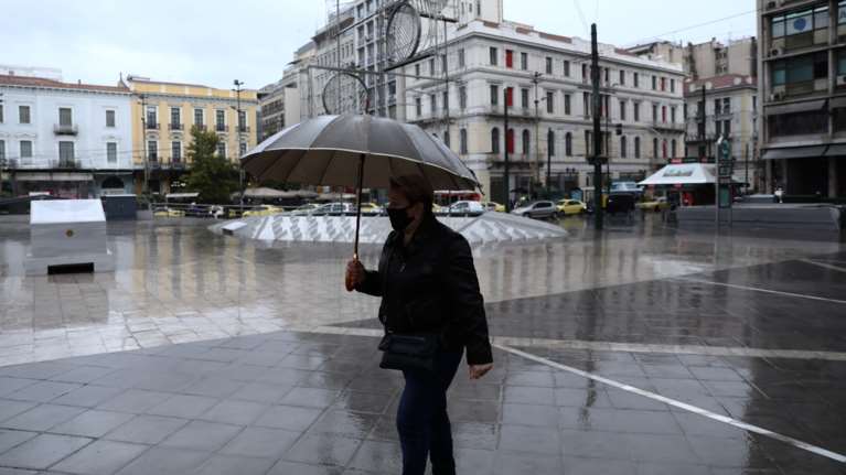 Βροχερή Κυριακή με ομίχλη και μικρή πτώση της θερμοκρασίας