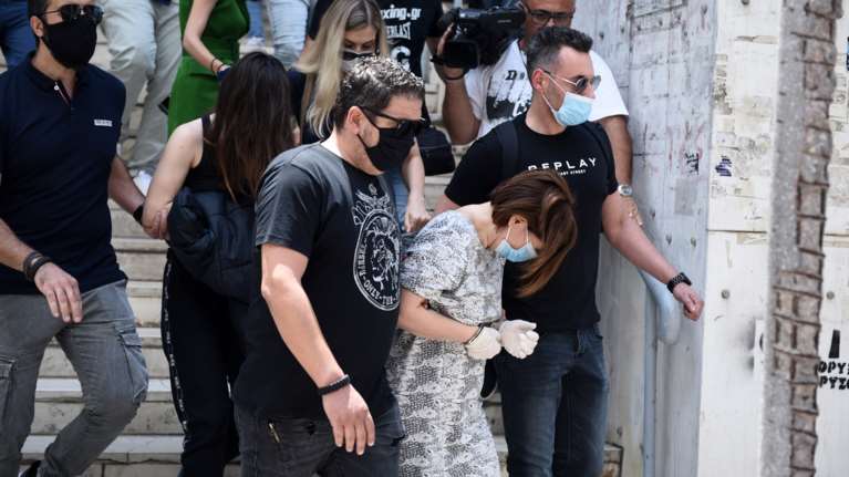 Θεσσαλονίκη: Ισόβια ξανά στην 51χρονη που σκότωσε με 21 μαχαιριές τον σύζυγό της - &quot;Η κόρη μου τον δολοφόνησε&quot;