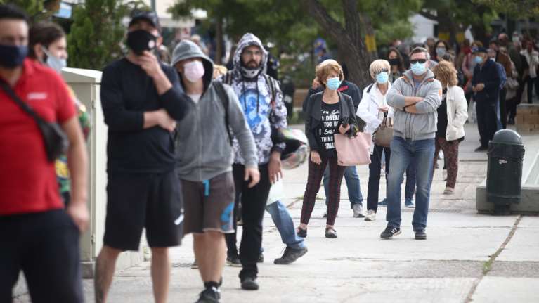 Κορονοϊός- Σοκ: Αυξήθηκαν 40% τα κρούσματα σε μια εβδομάδα στην Αττική -  Οι νέοι μολύνονται δύο φορές πιο εύκολα