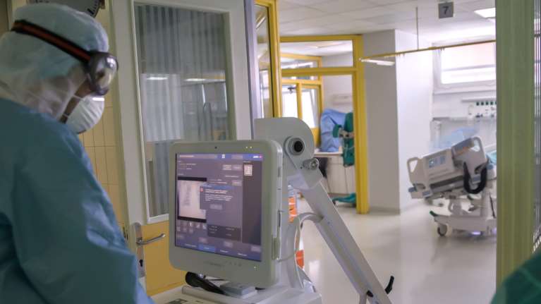 Κορονοϊός: Ψυχρολουσία με 102 θανάτους και 583 διασωληνωμένους - 1.395 νέα κρούσματα σήμερα