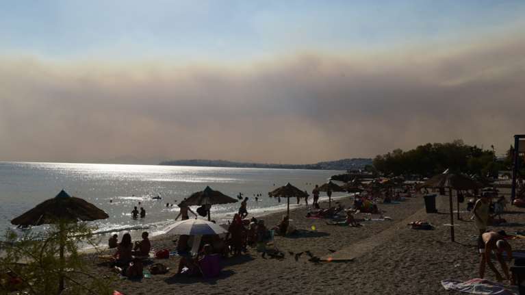 Φωτιά στην Εύβοια: Σκοτείνιασε ο ουρανός στην Αθήνα - &quot;Έκλειψη ηλίου&quot; από τους καπνούς [εικόνες]