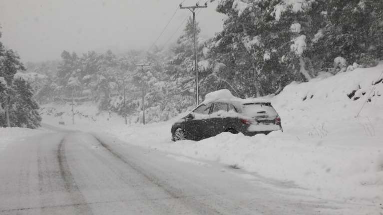 Έπεσαν τα πρώτα χιόνια στη Βόρεια Ελλάδα - Στα λευκά τα χιονοδρομικά κέντρα
