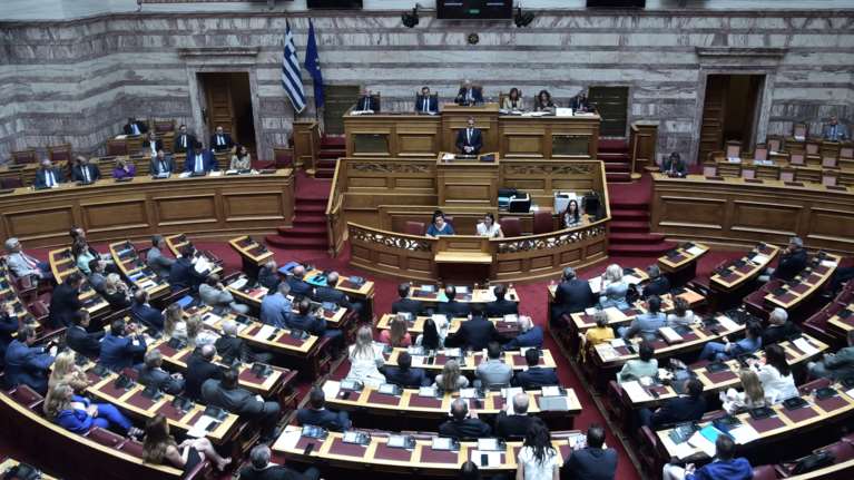 Βουλή: Πέρασε με 208 "ναι" το νομοσχέδιο για την ψήφο των απόδημων Ελλήνων - Το καταψήφισαν ΣΥΡΙΖΑ και ΚΚΕ