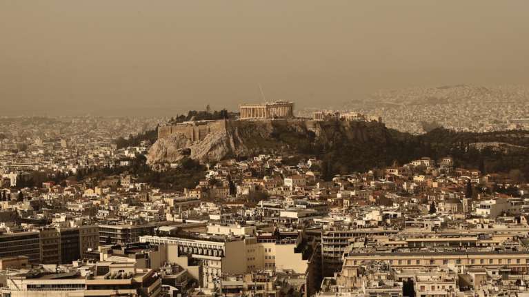Απόκοσμες εικόνες από την αφρικανική σκόνη στην Αθήνα - Τα αιωρούμενα σωματίδια... εξαφανίζουν τον ορίζοντα