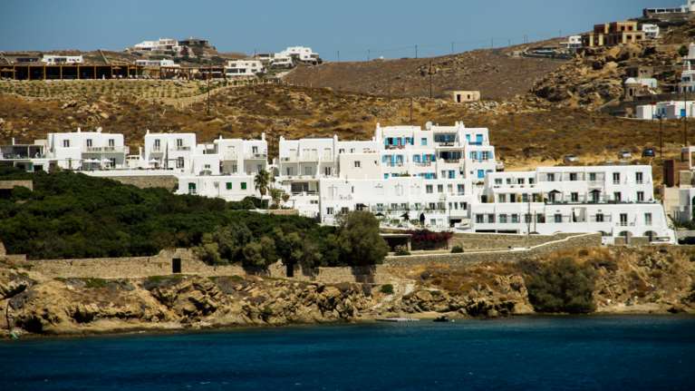 &quot;Φρένο&quot; στις οικοδομικές άδειες σε Μύκονο και Σαντορίνη: Αναστέλλεται για έναν χρόνο η χορήγησή τους