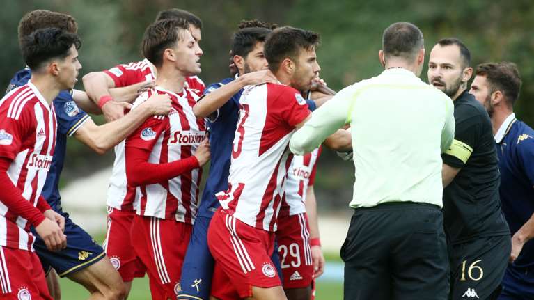 Super League 2: Ο Ολυμπιακός Β&#39; αποχώρησε στο ημίχρονο από το ματς με την Καλλιθέα - Στο &quot;Ελ Πάσο&quot; ο Μαρινάκης [Βίντεο]