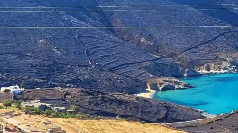 Εικόνες θλίψης στην Σέριφο μετά τη φωτιά: Στάχτη εκατοντάδες στρέμματα, οι φλόγες έσβησαν στη θάλασσα [εικόνες]