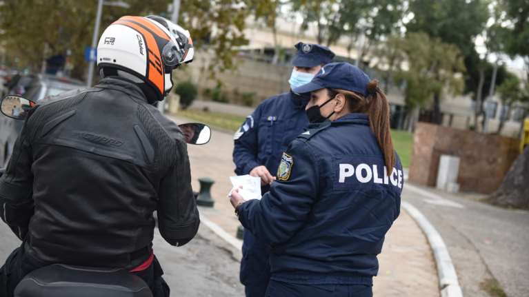 Μπαράζ ελέγχων στην Αττική, αλλά η επαρχία βγήκε εκτός ελέγχου: Η ΕΛ.ΑΣ. κάνει τα στραβά μάτια στους ντόπιους