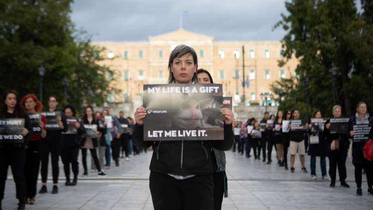 &quot;Τα ζώα νιώθουν πόνο όπως κι εμείς&quot;: Διαμαρτυρία από vegans στο Σύνταγμα για τις σφαγές ζώων [Εικόνες]