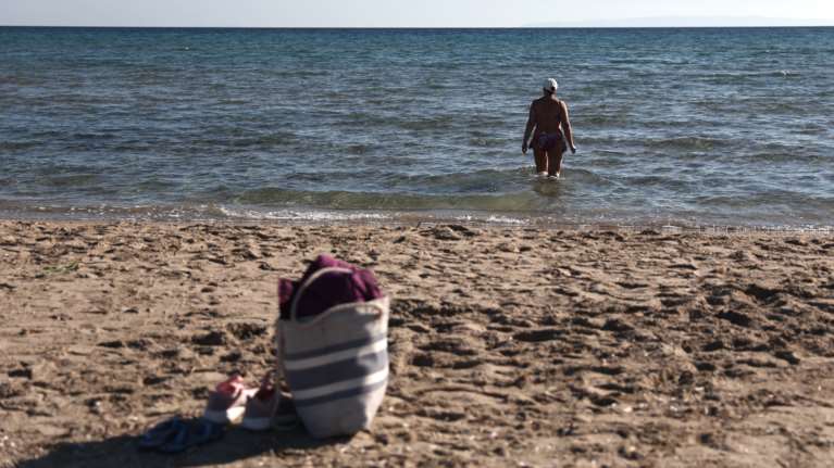 Από Χριστούγεννα... καλοκαίρι: Αθηναίοι στις παραλίες για μπάνιο, στις 26 Δεκέμβρη [Εικόνες]