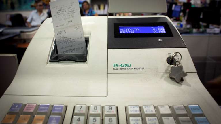 Ταμειακές μηχανές: Παράταση έως 31 Οκτωβρίου για την απόσυρση όσων δεν συνδέονται με την ΑΑΔΕ