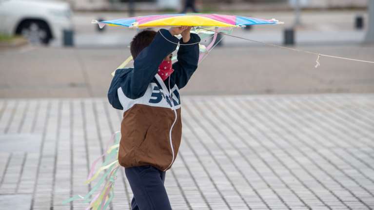 Καιρός: Συννεφιά και αυξημένη υγρασία σήμερα - Τριήμερο Καθαράς Δευτέρας με ισχυρούς ανέμους, σκόνη και βροχή