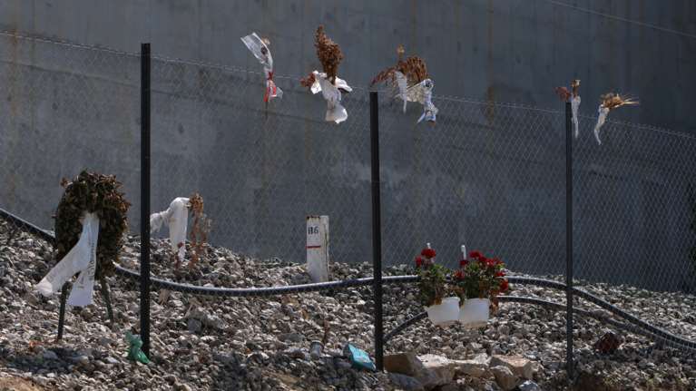 Τέμπη: Μεταφέρονται τα βαγόνια του τραγικού δυστυχήματος -  Σκύλοι ιδιώτη αναλαμβάνουν την ανίχνευση DNA