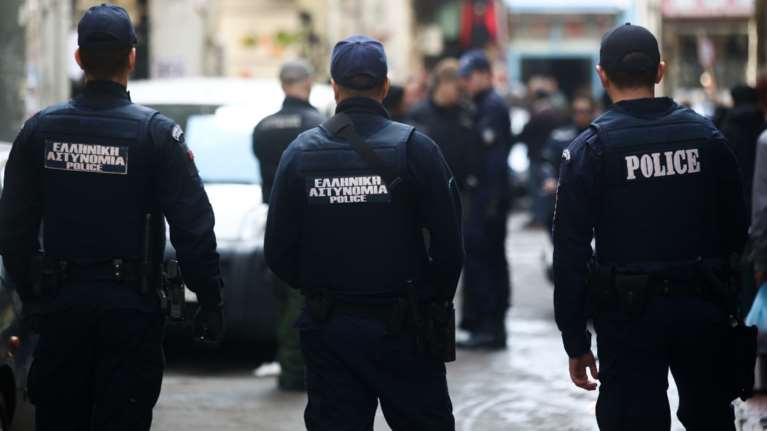 Στα χέρια της ΕΛΑΣ κύκλωμα εκβιαστών: 15 συλλήψεις - Δύο αστυνομικοί ανάμεσά τους