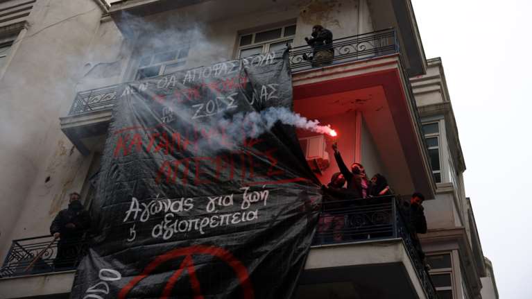 Επεισόδια στη Θεσσαλονίκη μετά την πορεία για τα Τέμπη: Πετροπόλεμος, κρότου λάμψης και δακρυγόνα [εικόνες-βίντεο]