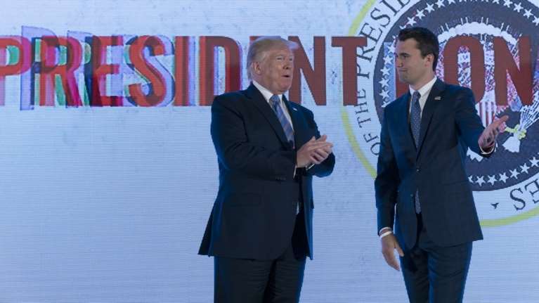 Τσάρλι Κερκ: Το &quot;αστέρι&quot; των σκληροπυρηνικών Ρεπουμπλικανών - Ο ακραίος συνωμοσιολόγος που στηρίζει φανατικά τον Τραμπ