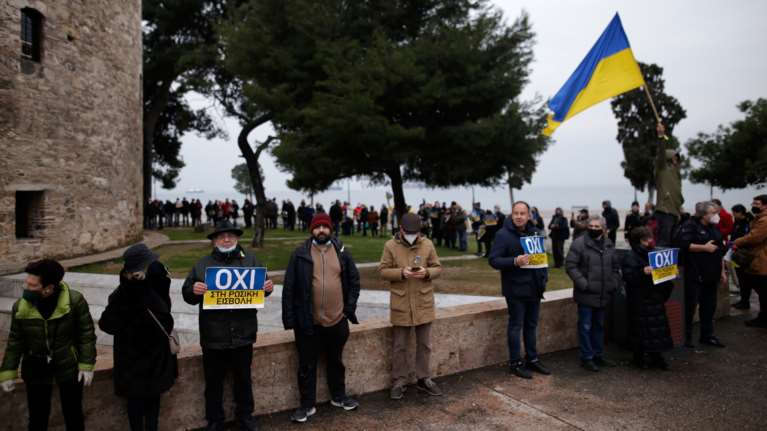 Θεσσαλονίκη: Για την Ουκρανία - Ανθρώπινη αλυσίδα ειρήνης γύρω από τον Λευκό Πύργο [Εικόνες - Βίντεο]
