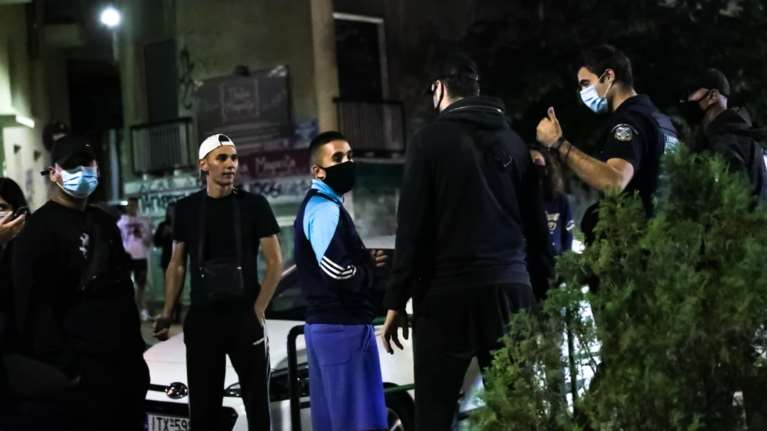 Κορονοπάρτι στις πλατείες - Μπαλάσκας: Υπάρχουν οικογενειάρχες, μπαχαλάκηδες και ακραίοι - Γιατί δεν επεμβαίνει η αστυνομία