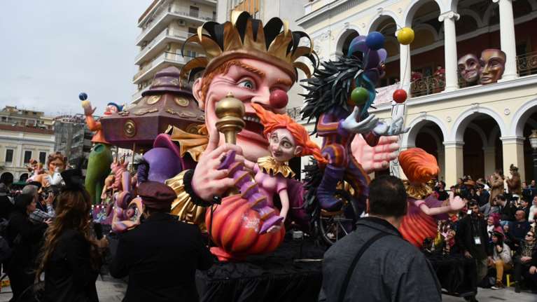 Πάτρα: Με δύο μεγάλες παρελάσεις και 55.000 καρναβαλιστές κορυφώνονται οι εκδηλώσεις του καρναβαλιού