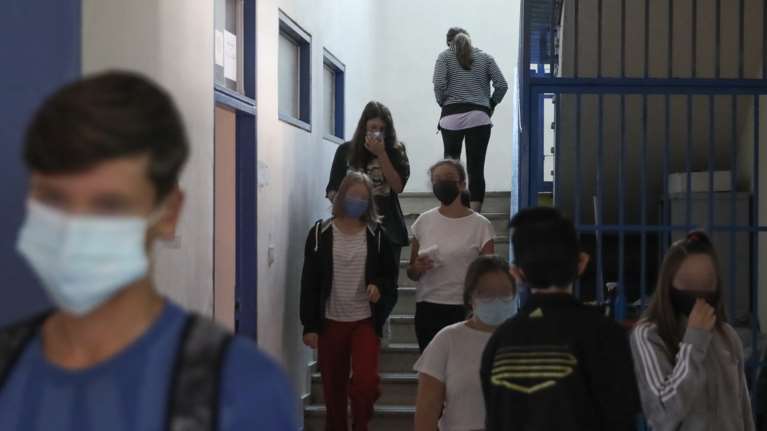 Ανοιγμα σχολείων: Ποια θα ανοίξουν πρώτα και πότε - Διχασμένοι οι λοιμωξιολόγοι - Ολα τα σενάρια