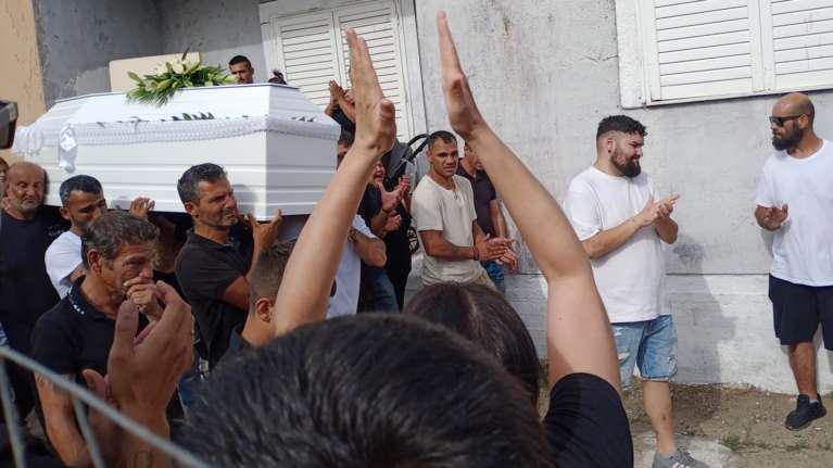 Θρήνος στην κηδεία της 11χρονης στην Ηλεία - Λευκά λουλούδια και μπαλόνια στο τελευταίο αντίο [εικόνες]