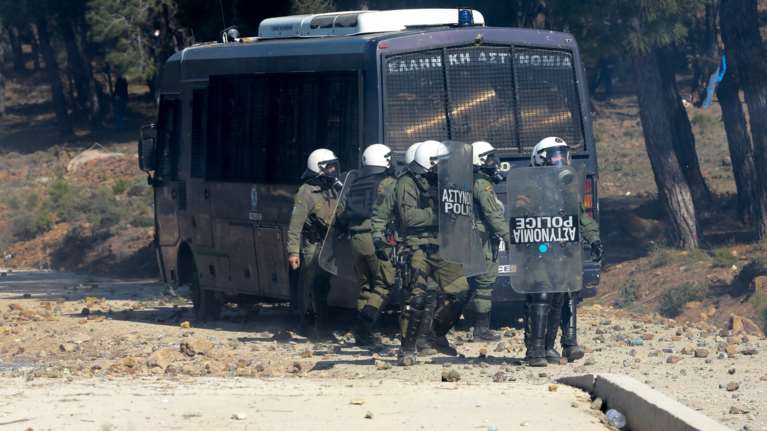 Ζωγράφου: Επιτέθηκαν στα ΜΑΤ με μολότοφ - Καταδρομική επίθεση σε κτίριο της αστυνομίας