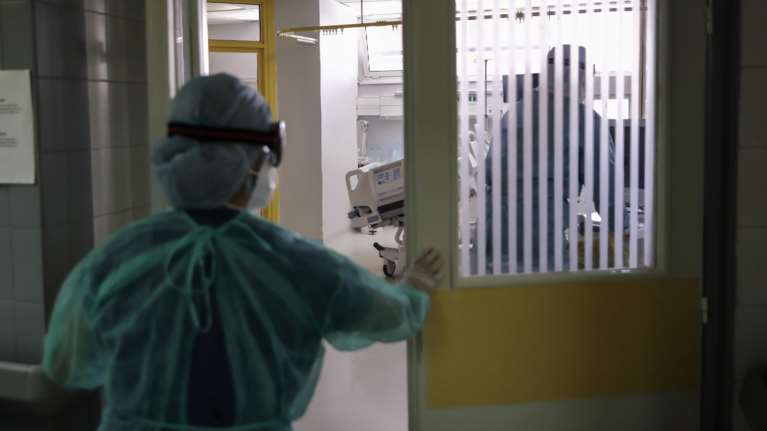 Λαμία: Μητέρα και κόρη &quot;παλεύουν&quot; με τον κορονοϊό - Νοσηλεύονται στην ίδια ΜΕΘ