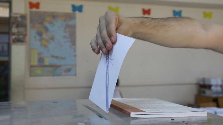 Metron Analysis: Στο 5,8% η διαφορά ΝΔ με ΣΥΡΙΖΑ - Μετά τα Τέμπη πέφτουν και τα 3 πιο μεγάλα κόμματα της Βουλής