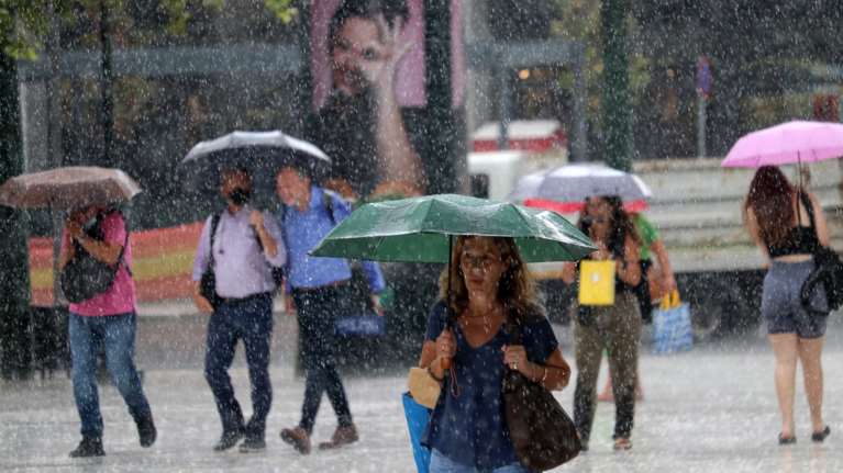 Φθινοπωρινή μπόρα και βροντές στην Αθήνα: Χάος στους δρόμους - Νέα &quot;βουτιά&quot; αύριο του υδράργυρου [Χάρτης]