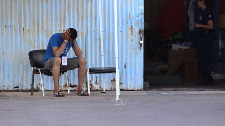 Συγκλονίζουν οι νέες μαρτυρίες από το ναυάγιο της Πύλου: "Έκλαιγαν όταν κατάφερναν να μιλήσουν με τους συγγενείς τους"