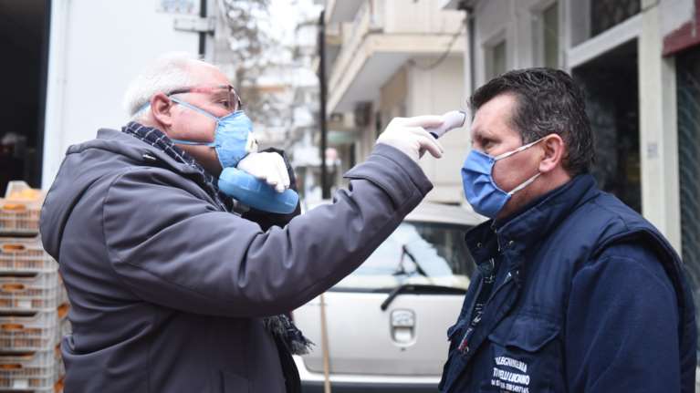Κάνουν θερμομέτρηση στις λαϊκές αγορές της Θεσσαλονίκης λόγω κορονοϊού [εικόνες]