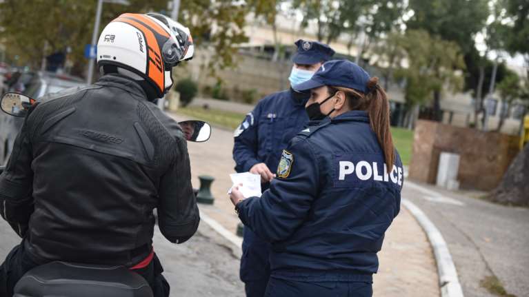 Λίγοι και &quot;χαλαροί&quot; οι έλεγχοι της ΕΛ.ΑΣ. στις &quot;κόκκινες&quot; περιοχές παρά τους 295 νεκρούς σε τρεις ημέρες