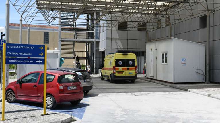 Στο νοσοκομείο Χανίων 20χρονη: Λιποθύμησε λίγα λεπτά μετά τον εμβολιασμό, λένε οι συγγενείς της