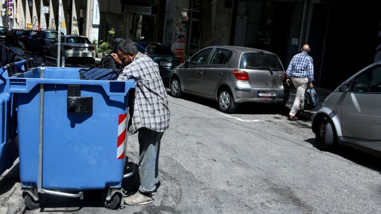 Αγία Παρασκευή: Ηλικιωμένος πέταξε κατά λάθος σε κάδο ανακύκλωσης 20.000 ευρώ - Πώς βρέθηκαν ξανά στα χέρια του