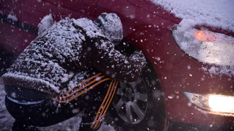 Πώς να τοποθετήσετε σωστά, γρήγορα και εύκολα τις αλυσίδες χιονιού στο αυτοκίνητό σας- Δείτε το βίντεο