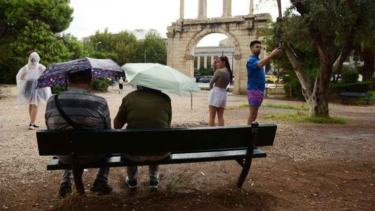 Καιρός: Από καλοκαίρι... φθινόπωρο - "Βουτιά" της θερμοκρασίας με βροχές και καταιγίδες - Άνεμοι ακόμα και 9 μποφόρ