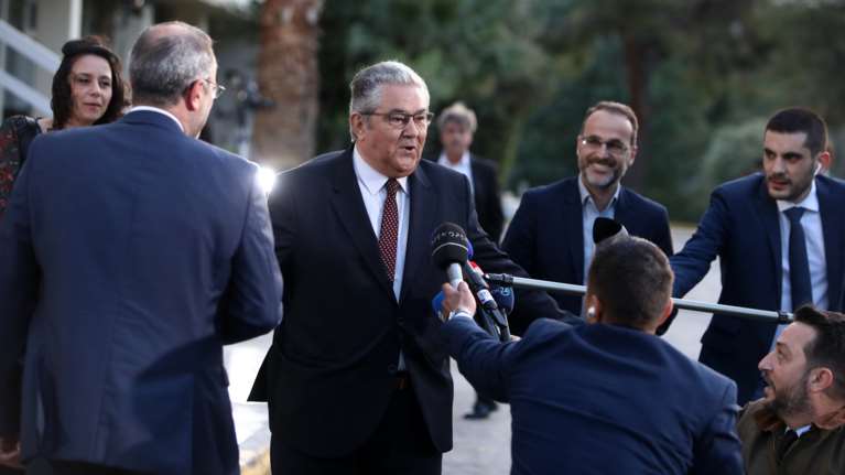 Debate: Οι νέες ατάκες Κουτσούμπα - &quot;Βάλαμε γραβάτα, να είμαστε σουλουπωμένοι&quot; - &quot;Γιατί αυτοί είναι και εμείς αυτοί είμαστε&quot;