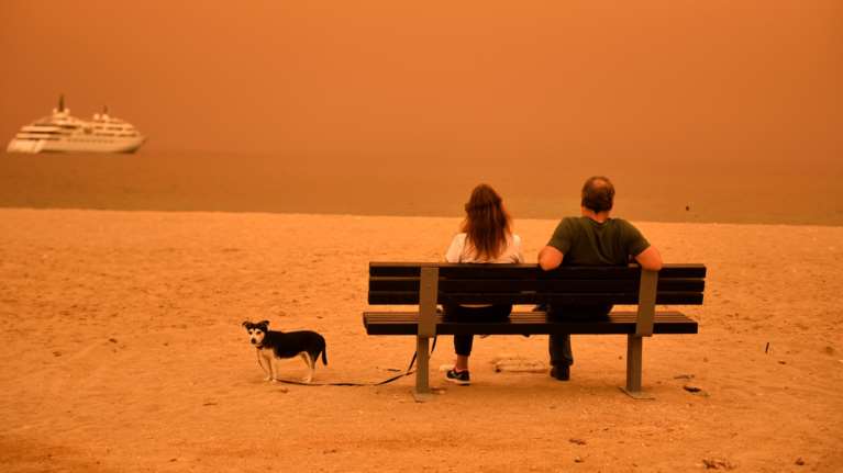 Με αφρικανική σκόνη ξύπνησε και σήμερα η Αττική - Αποπνικτική η ατμόσφαιρα, πότε υποχωρεί το φαινόμενο [εικόνες]