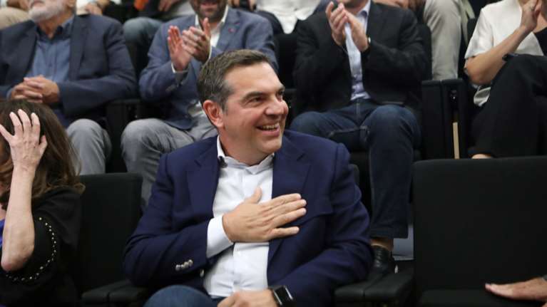 Έμμεσες αιχμές Τσίπρα σε Κασσελάκη κατά τη βράβευσή του - Ποιοι έδωσαν το παρών στην εκδήλωση [εικόνες]