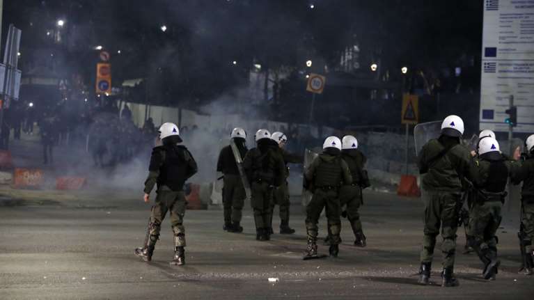 ΑΠΘ: Επεισόδια με κουκουλοφόρους και ΜΑΤ - Πετροπόλεμος και χημικά μετά την εκκένωση της κατάληψης [βίντεο]