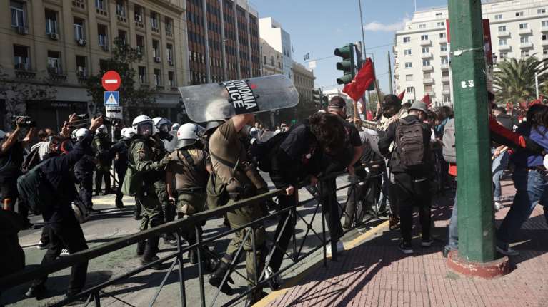 ΕΛΑΣ: Προκαταρκτική έρευνα για τον άνδρα των ΜΑΤ που χτυπά φοιτήτρια στο κεφάλι με την ασπίδα [Εικόνες - Βίντεο]