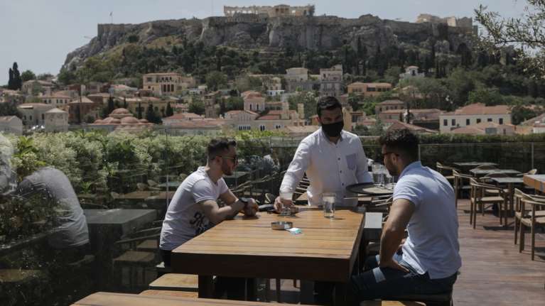 Πώς θα μπαίνουμε σε εστιατόρια και μπαρ: Τι ισχύει πλέον για εμβολιασμένους και ανεμβολίαστους- Πώς θα γίνεται ο έλεγχος