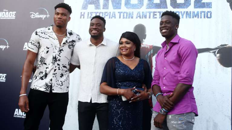 Αντετοκούνμπο: Αποθέωση για τον Γιάννη και τα αδέρφια του στα Σεπόλια - Η ταινία τους προβλήθηκε σε ανοιχτό γήπεδο μπάσκετ [Εικόνες - Βίντεο]