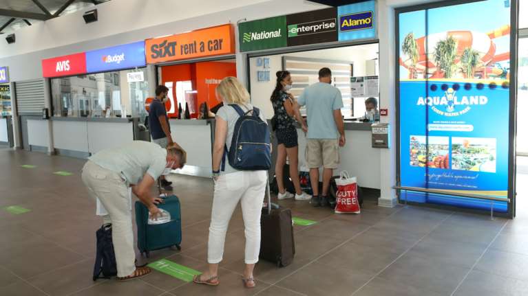 Κορονοϊός: &quot;Κρατάμε την αναπνοή μας...&quot; - Ανησυχούν οι λοιμωξιολόγοι για τους χιλιάδες τουρίστες που έρχονται στην Ελλάδα [Βίντεο]