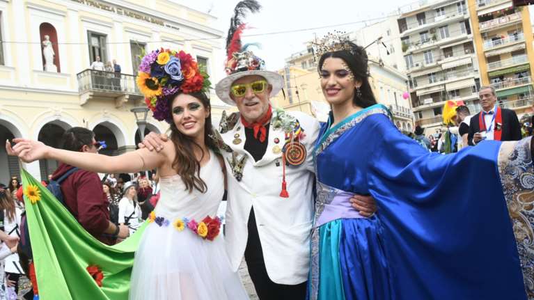 "Βούλιαξε" η Πάτρα από 250.000 επισκέπτες: "Απογειώθηκε" το Καρναβάλι στην παρέλαση- 50.000 κόσμος και 139 άρματα [Εικόνες- Βίντεο]