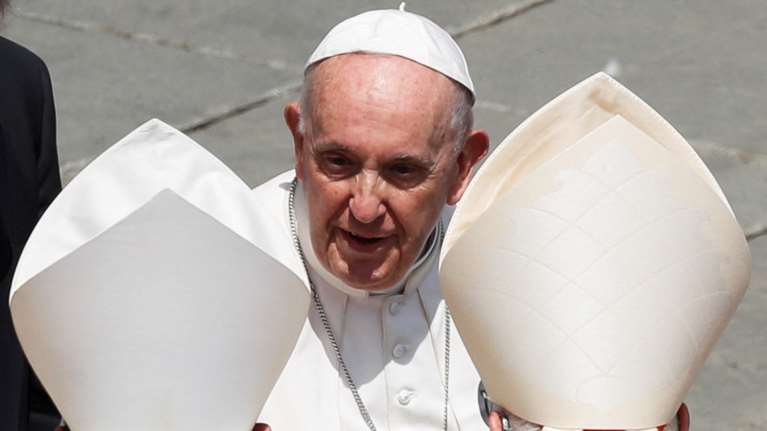 Viral ο πάπας Φραγκίσκος που τρολάρει τους Μεξικανούς: Ζήτησε τεκίλα για να του περάσει ο πόνος στο γόνατο [βίντεο]