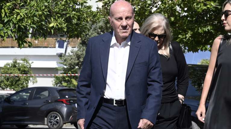 Μίμης Δομάζος: Παραμένει διασωληνωμένος στη ΜΕΘ, σε κρίσιμη κατάσταση – Το νέο ιατρικό ανακοινωθέν