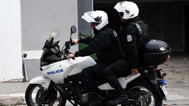 Πάτρα: Συναγερμός για παιδί μόνο του σε αυτοκίνητο - Σε πάρκινγκ σούπερ μάρκετ