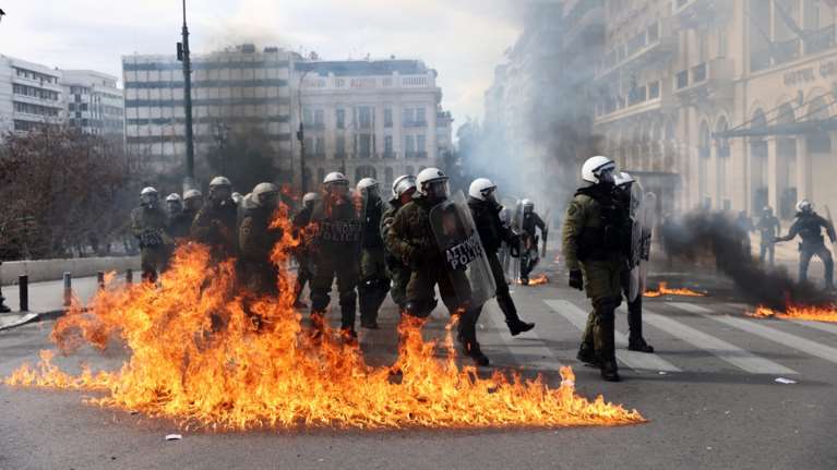 Επεισόδια στο Σύνταγμα μετά την πορεία για τα Τέμπη: Μολότοφ έξω από τη Μεγάλη Βρετανία [εικόνες - βίντεο]